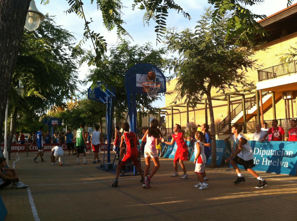 niños disfrutando de una sesion de basquet 3x3