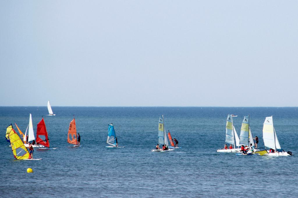 Cursos de windsurf y catamarán en la Playa de Islantilla.