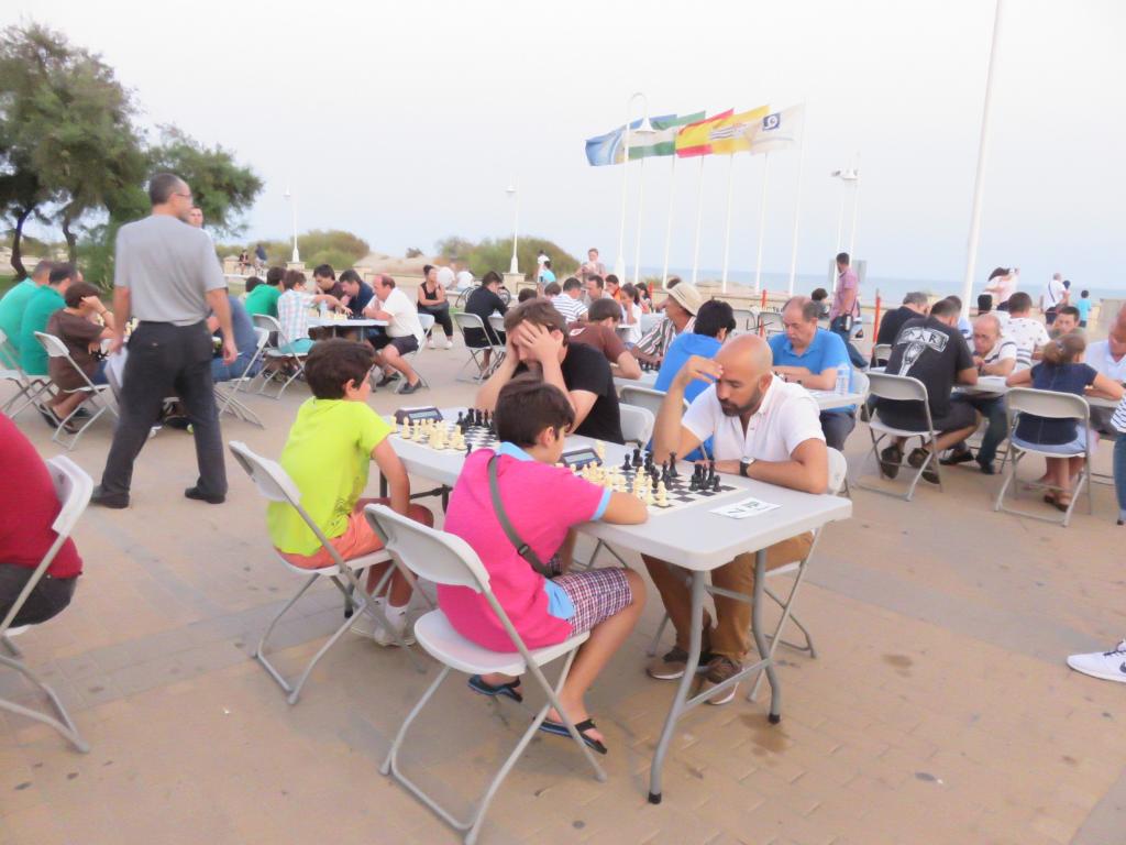 Torneo de ajedrez al aire libre en la playa