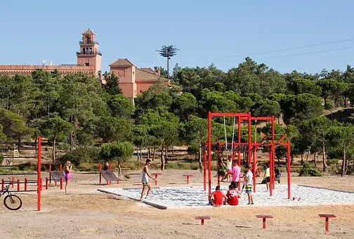 Estructuras metálicas para ejercicios de calistenia al aire libre en el Parque El Camaleón de Islantilla.