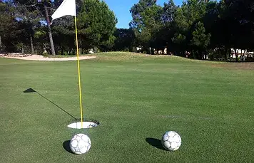 Footgolf sobre el green con una bandera marcando el hoyo en el campo de Islantilla.