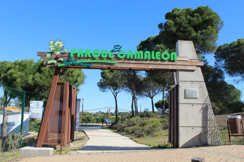 Entrada principal del Parque El Camaleón en Islantilla, Huelva.