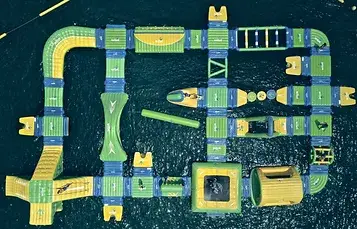 Parque acuático Ocean sea park frente a la costa de Islantilla