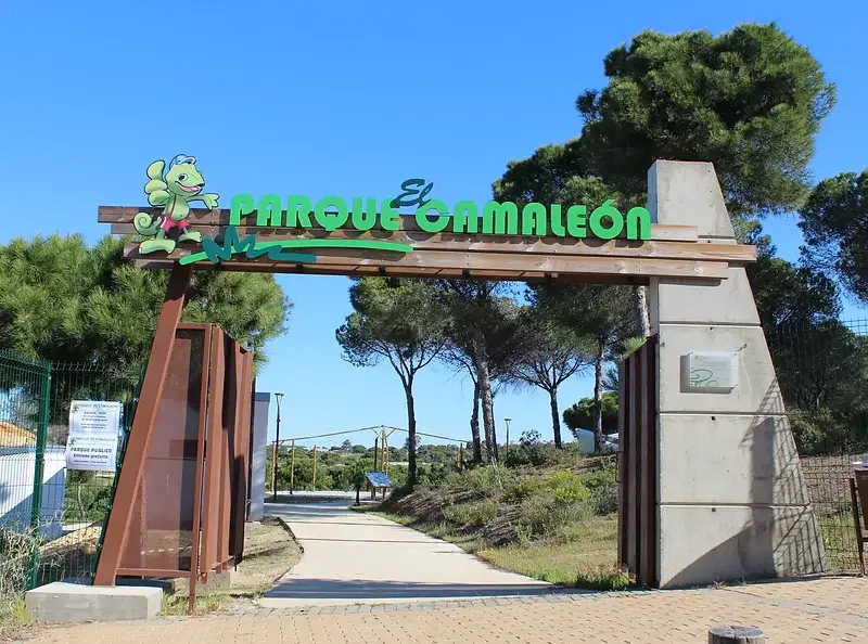 Entrada principal del Parque El Camaleón en Islantilla, Huelva.