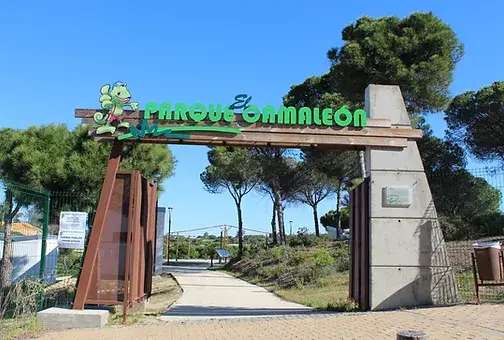 Entrada principal del Parque El Camaleón en Islantilla, Huelva.