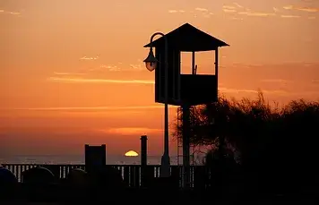 Atardecer sobre el mar visto desde el Paseo Marítimo de Islantilla.