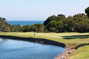 Jugador practicando golf en el campo de Islantilla con vistas al mar en la Costa de Huelva.
