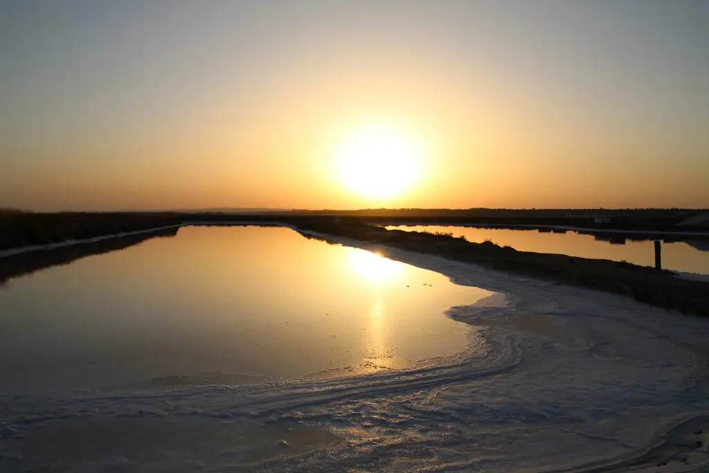 Atardecer reflejado en las salinas de Isla Cristina.