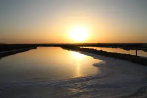 Atardecer reflejado en las salinas de Isla Cristina.
