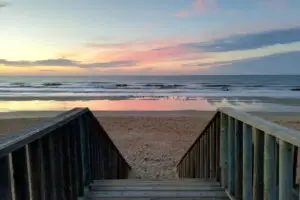Amanecer en la playa de Islantilla con pasarela de madera.