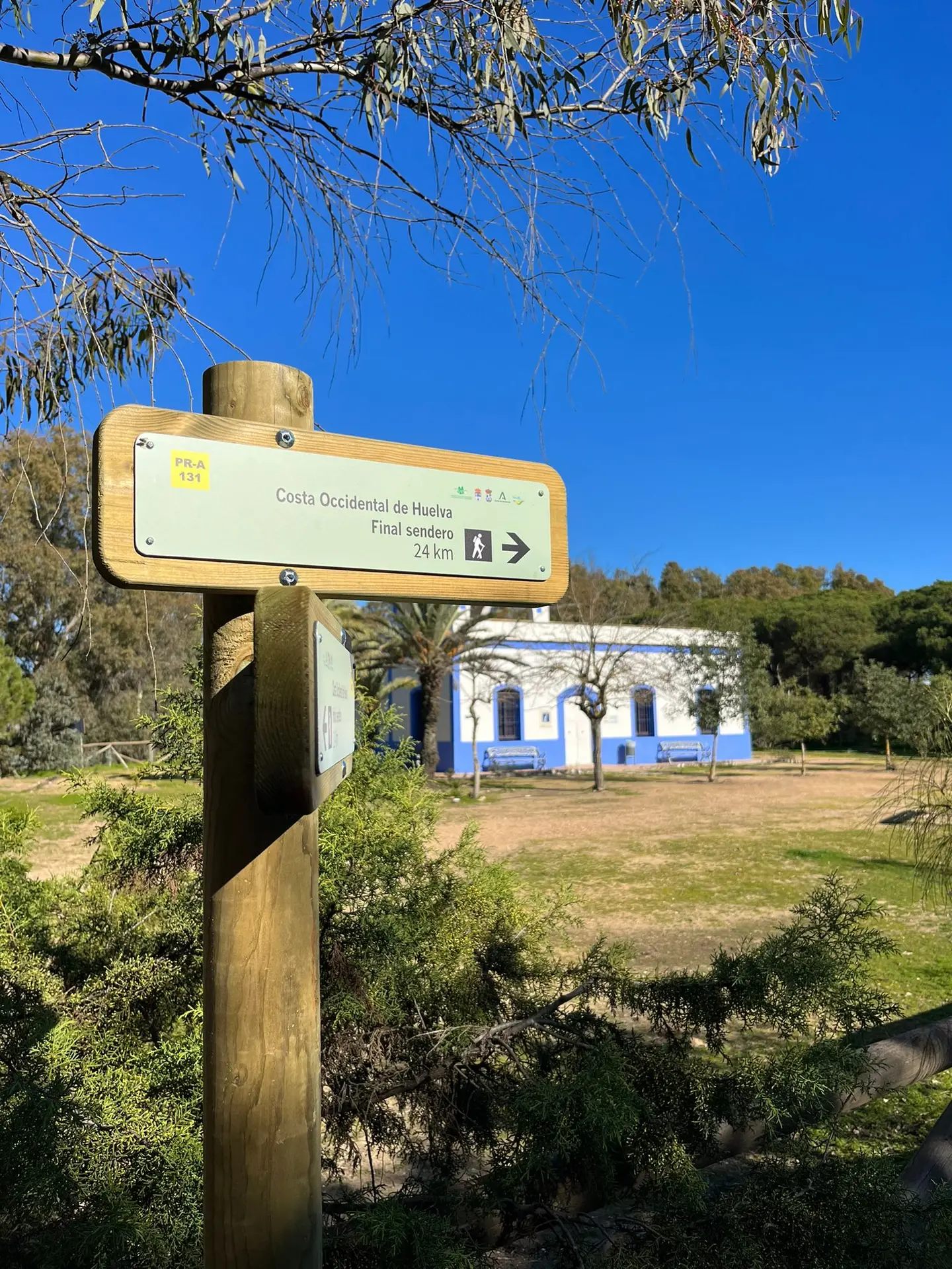 Cartel de sendero en el entorno natural de la Casita Azul de Isla Cristina.