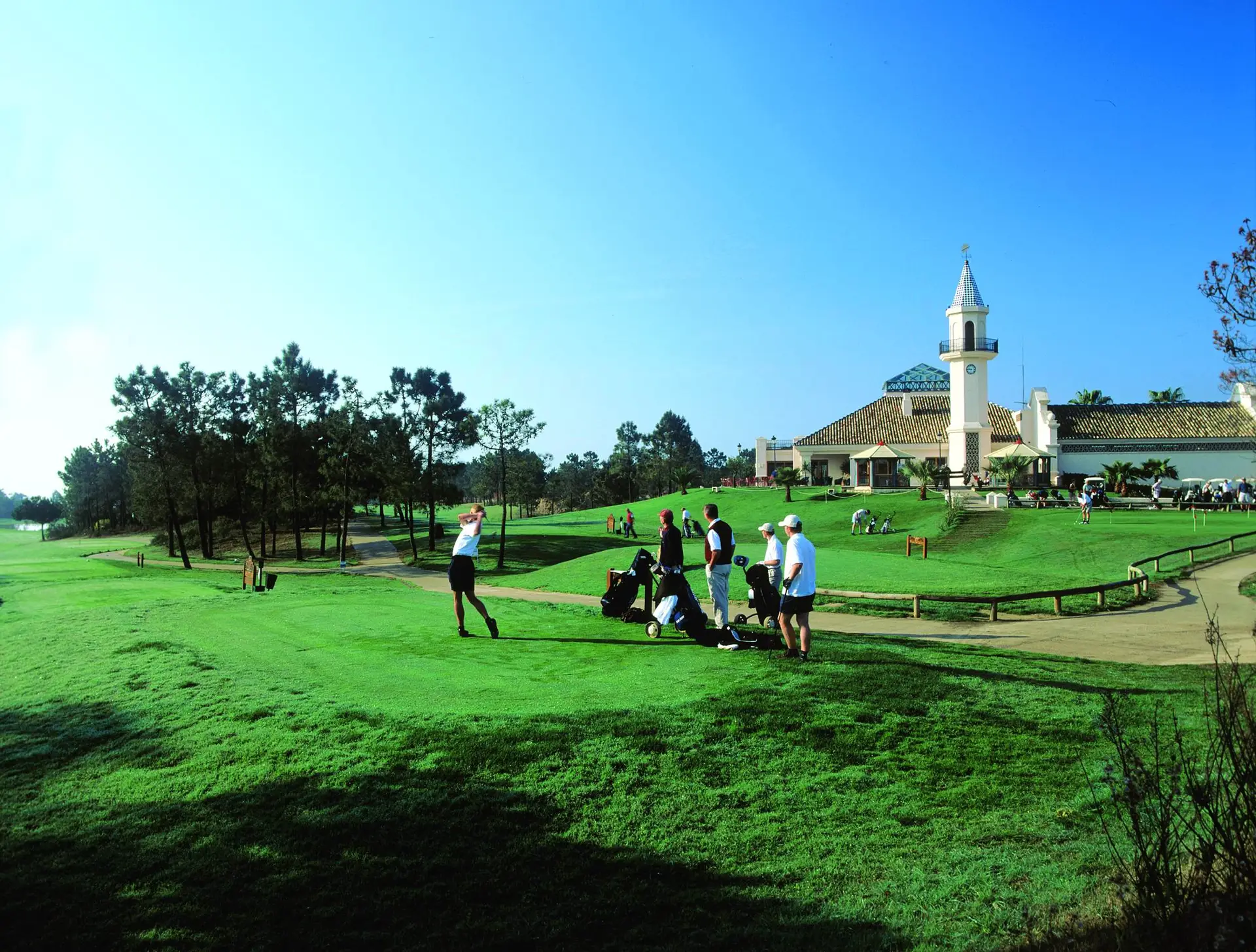 Jugadores practicando en el campo de golf de Islantilla junto a la Casa Club.
