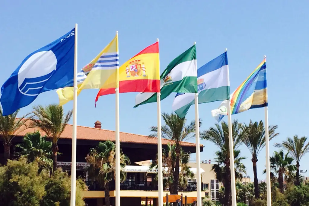 Banderas y distintivos de calidad turística en Islantilla.