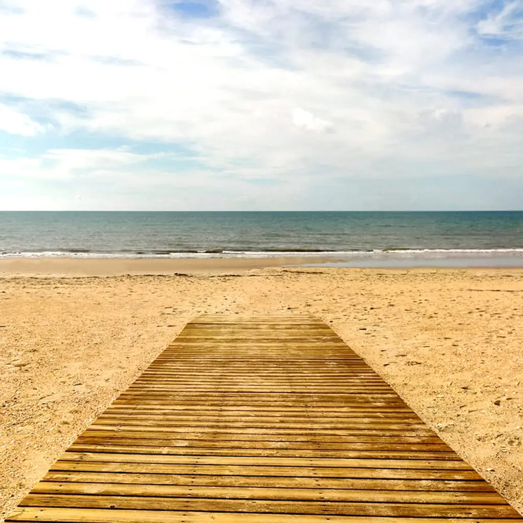 Pasarela de madera que conduce a la playa de Islantilla.