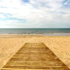 Pasarela de madera que conduce a la playa de Islantilla.