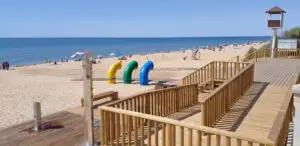 Playa de Islantilla con bañistas y paseo de madera.