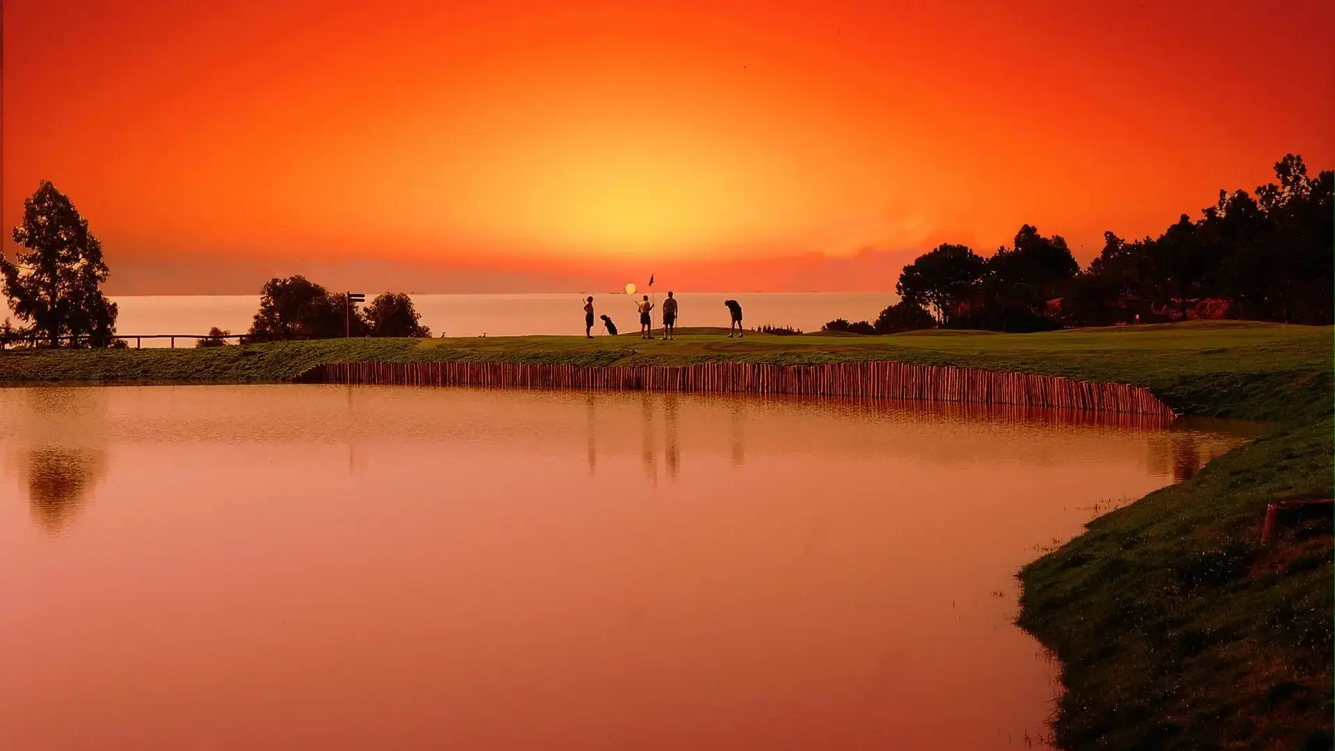 Atardecer junto al mar con el sol descendiendo sobre el horizonte en la costa de Islantilla.