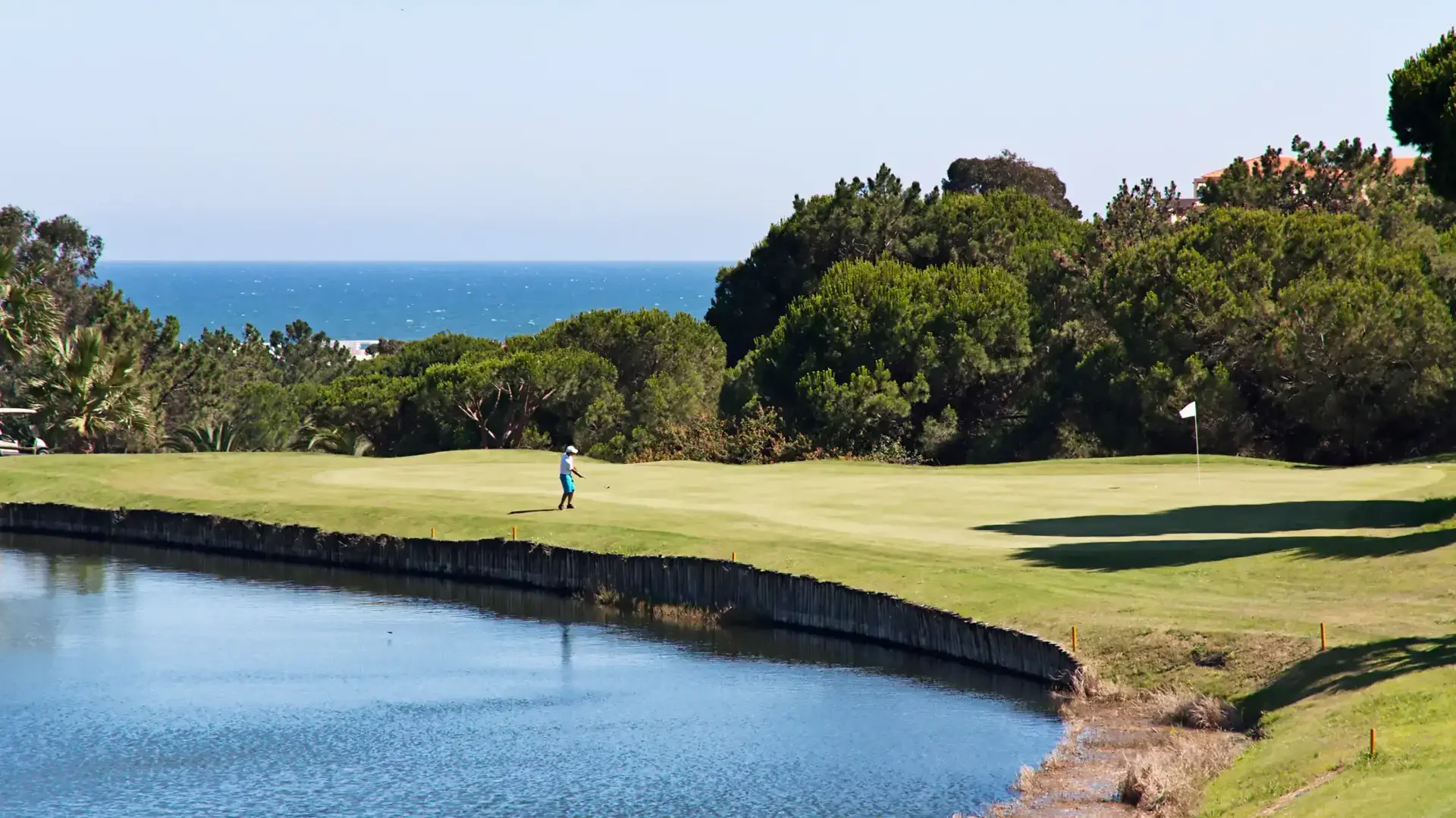 Jugador practicando golf en el campo de Islantilla con vistas al mar en la Costa de Huelva.