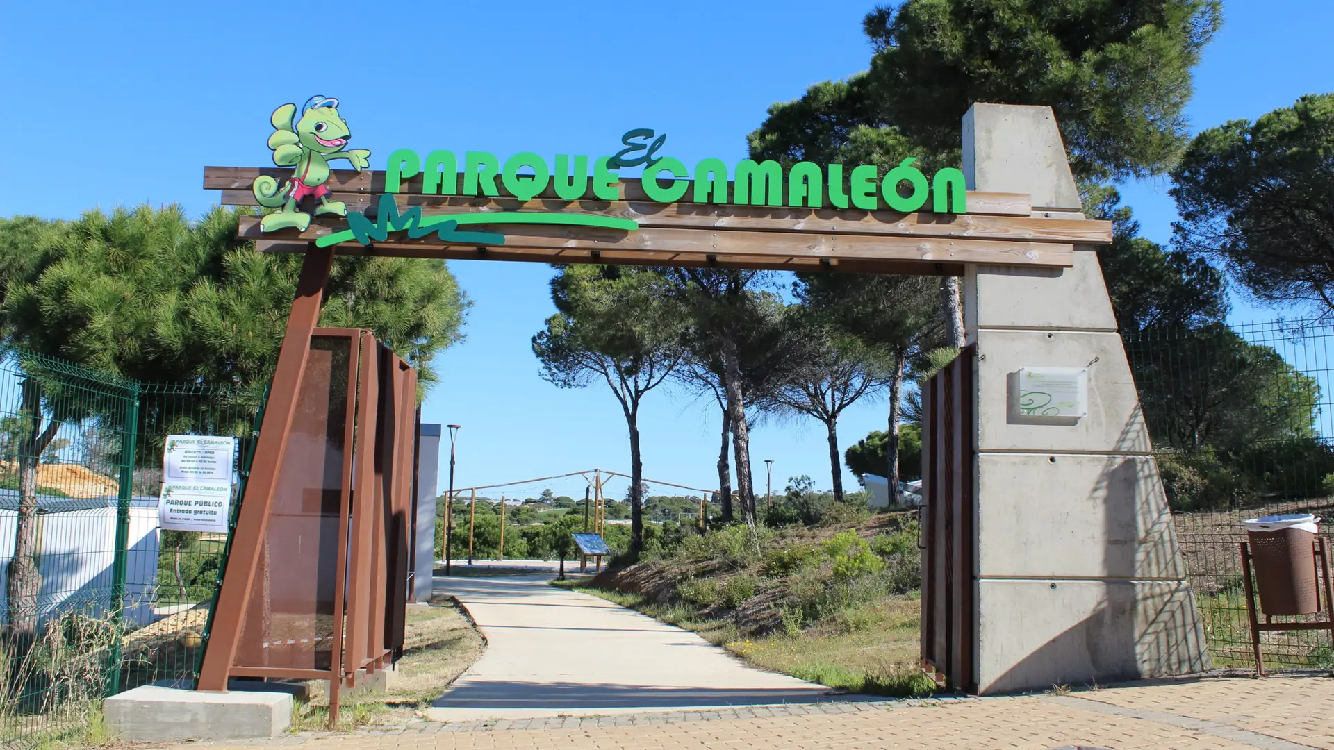 Entrada principal del Parque El Camaleón en Islantilla, Huelva.