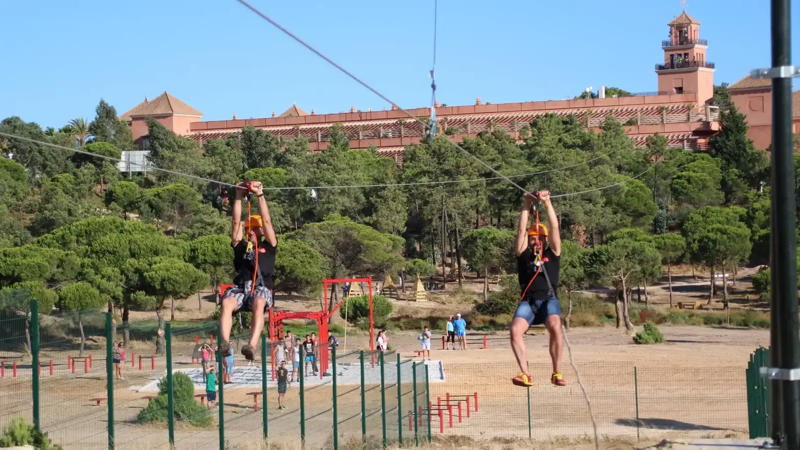 Tirolina de Islantilla sobre el Parque El Camaleón.