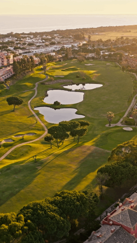 Vista aérea del campo de golf de Islantilla en la Costa de la Luz, Huelva