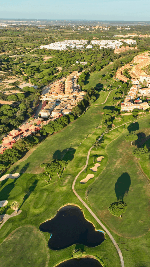 Panorámica aérea del campo de golf de Islantilla en Huelva con lagos