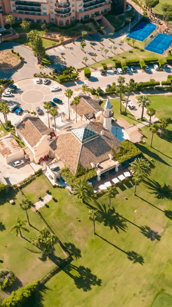 Casa club del campo de golf de Islantilla en Huelva con instalaciones y zonas verdes