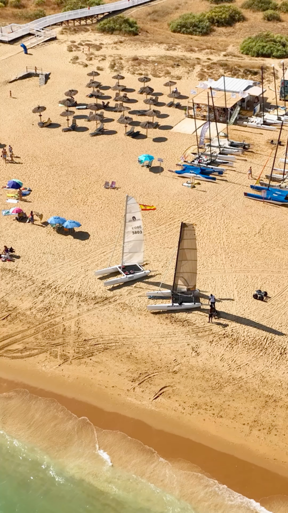 Catamaranes y escuela de vela en la playa de Islantilla, actividades náuticas en Huelva