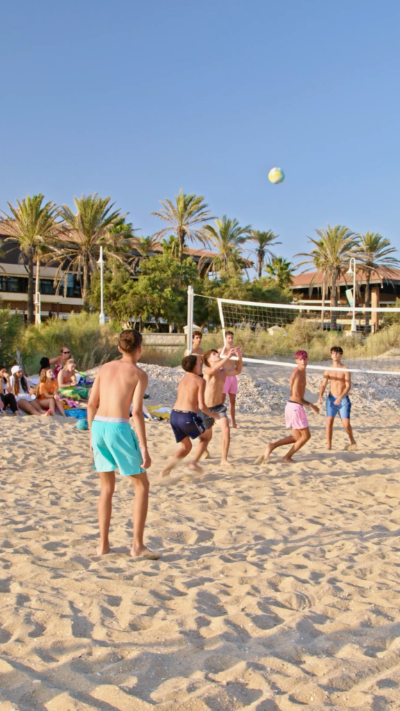 Jóvenes jugando al vóley playa en la playa de Islantilla en la Costa de la Luz, Huelva